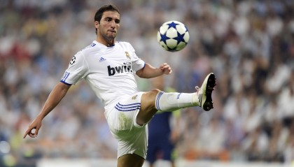 开云电竞-防守区域压迫力增强，足球压迫式防守