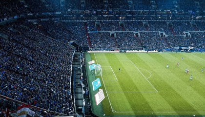 开云体育下载-仰泳赛场波兰选手步伐稳定，仰泳冠军的慢动作视频